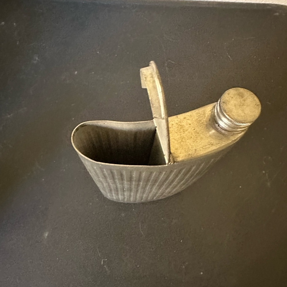 Metal Ribbed Hip Flask - Gray - Picture 3 of 4